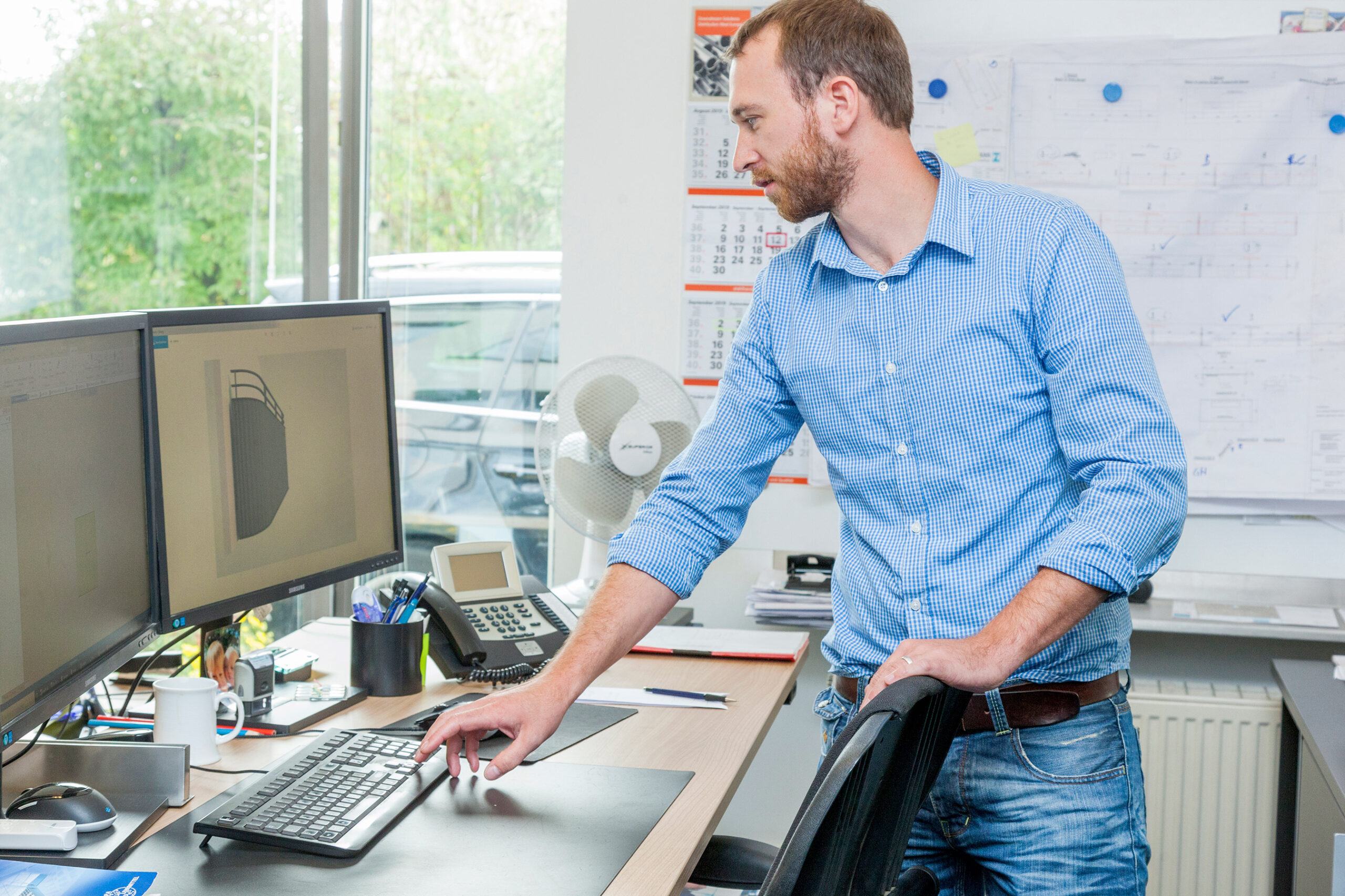 Mann im Hemd Büro